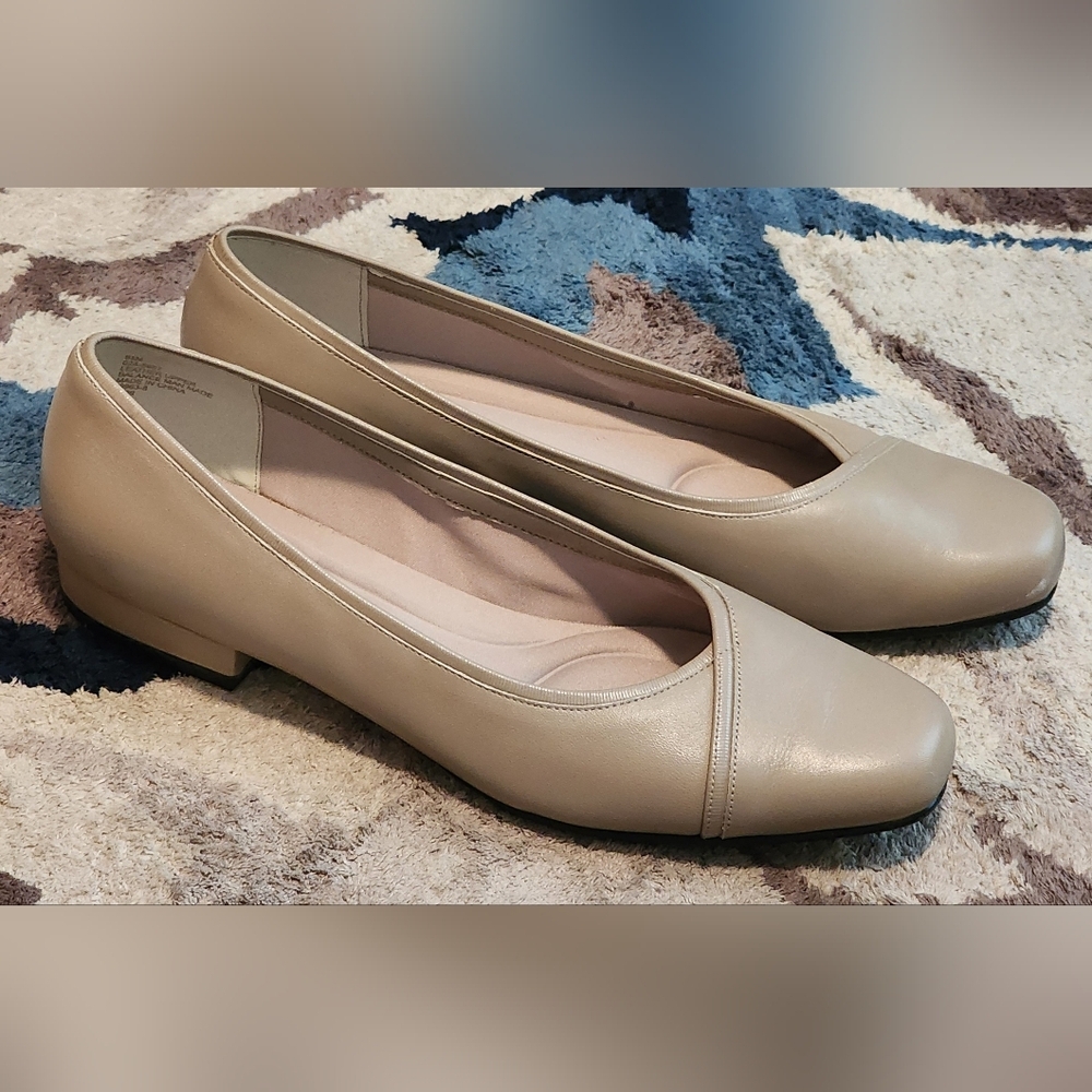 Liz Baker Women's Slip On Leather Flats Tan Size 9.5M